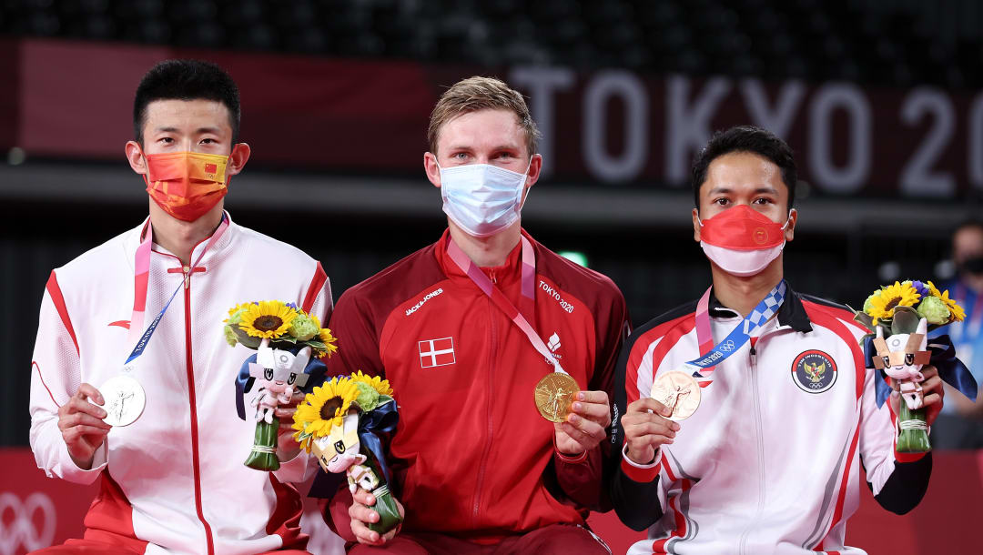 CHOFU, JAPÓN - 02 DE AGOSTO: (LR) El medallista de plata Chen Long del equipo de China, el medallista de oro Viktor Axelsen del equipo de Dinamarca y el medallista de bronce Anthony Sinisuka Ginting del equipo de Indonesia posan en el podio durante la ceremonia de entrega de medallas para el evento de bádminton masculino individual del día diez de los Juegos Olímpicos de Tokio 2020 en Musashino Forest Sport Plaza el 02 de agosto de 2021 en Chofu, Tokio, Japón.  (Foto de Lintao Zhang / Getty Images)