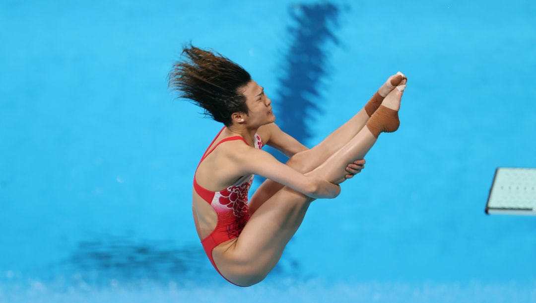 TOKIO, JAPÓN - 1 DE AGOSTO: Tingmao Shi del equipo de China compite en la final de trampolín de 3 m de mujeres el día nueve de los Juegos Olímpicos de Tokio 2020 en el Centro Acuático de Tokio el 1 de agosto de 2021 en Tokio, Japón.  (Foto de Clive Rose / Getty Images)