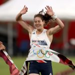 CHOFU, JAPÓN - 6 DE AGOSTO: Kate French del equipo de Gran Bretaña cruza la línea para ganar el oro en el Laser Run durante el Pentatlón Moderno Femenino el día catorce de los Juegos Olímpicos de Tokio 2020 en el Estadio de Tokio el 6 de agosto de 2021 en Chofu, Japón.  (Foto de Dan Mullan / Getty Images)