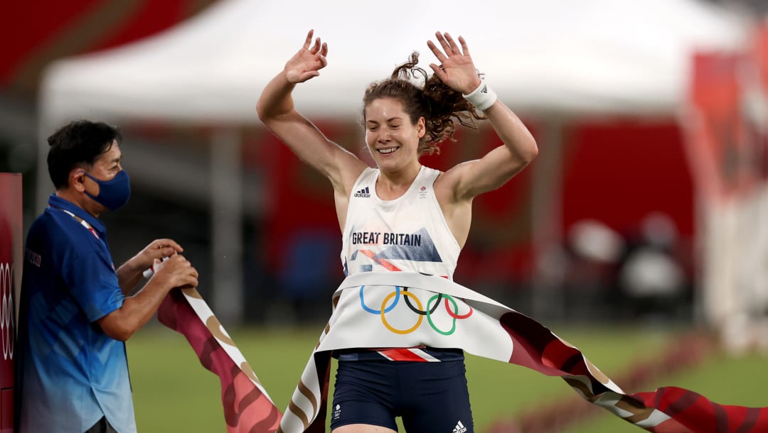 CHOFU, JAPÓN - 6 DE AGOSTO: Kate French del equipo de Gran Bretaña cruza la línea para ganar el oro en el Laser Run durante el Pentatlón Moderno Femenino el día catorce de los Juegos Olímpicos de Tokio 2020 en el Estadio de Tokio el 6 de agosto de 2021 en Chofu, Japón.  (Foto de Dan Mullan / Getty Images)