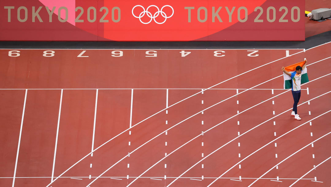 TOKIO, JAPÓN - 7 DE AGOSTO: Neeraj Chopra del Team India posa con la bandera de su nación después de competir en la final del lanzamiento de jabalina masculino el día quince de los Juegos Olímpicos de Tokio 2020 en el Estadio Olímpico el 7 de agosto de 2021 en Tokio, Japón.  (Foto de Rob Carr / Getty Images)