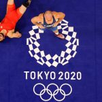 TOKIO, JAPÓN - 7 DE AGOSTO: Abdulrashid Sadulaev del Comité Olímpico Ruso compite contra Kyle Frederick Snyder del Equipo de Estados Unidos durante la Final de 97 kg de estilo libre masculino el día quince de los Juegos Olímpicos de Tokio 2020 en Makuhari Messe Hall el 7 de agosto de 2021 en Tokio, Japón .  (Foto de Naomi Baker / Getty Images)