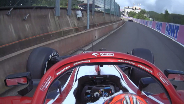 MIRAR: Kimi Raikkonen gira y luego golpea la pared de entrada al pit lane en la FP1 en Spa