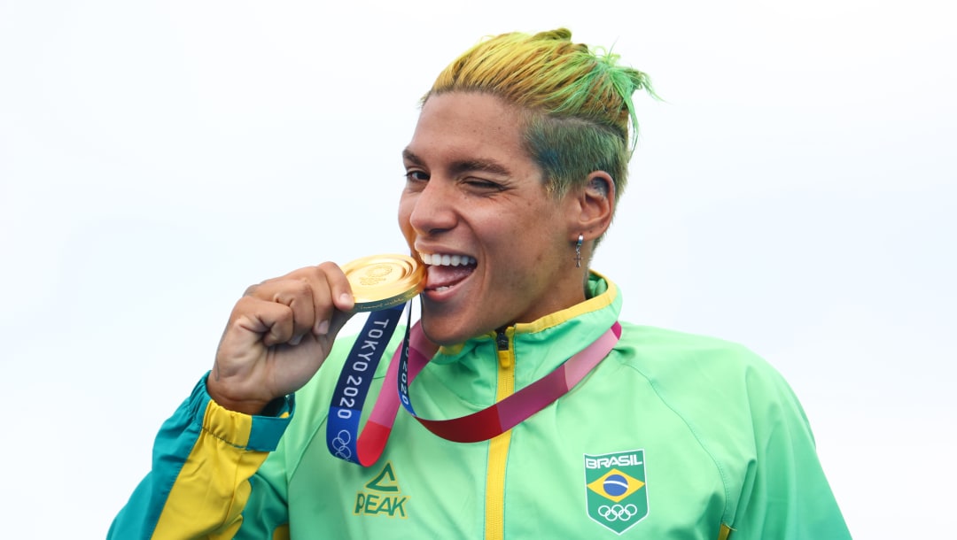 TOKIO, JAPÓN - 4 DE AGOSTO: La medallista de oro Ana Marcela Cunha del equipo de Brasil posa después de la maratón de natación femenina de 10 km en el día doce de los Juegos Olímpicos de Tokio 2020 en el Parque Marino de Odaiba el 4 de agosto de 2021 en Tokio, Japón.  (Foto de Clive Rose / Getty Images)