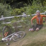 Mathieu van der Poel acorta el campo de entrenamiento debido a un dolor de espalda