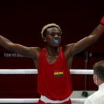 TOKIO, JAPÓN - 1 DE AGOSTO: Samuel Takyi (rojo) del Equipo Ghana celebra la victoria sobre Ceiber David Avila Segura del Equipo Colombia durante los cuartos de final de Pluma Masculina (52-57 kg) el día nueve de los Juegos Olímpicos de Tokio 2020 en el Kokugikan Arena en agosto 01, 2021 en Tokio, Japón.  (Foto de Buda Mendes / Getty Images)