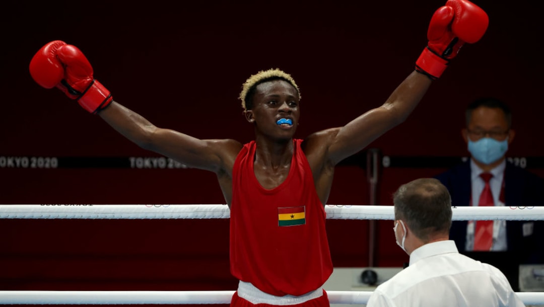 TOKIO, JAPÓN - 1 DE AGOSTO: Samuel Takyi (rojo) del Equipo Ghana celebra la victoria sobre Ceiber David Avila Segura del Equipo Colombia durante los cuartos de final de Pluma Masculina (52-57 kg) el día nueve de los Juegos Olímpicos de Tokio 2020 en el Kokugikan Arena en agosto 01, 2021 en Tokio, Japón.  (Foto de Buda Mendes / Getty Images)