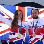 TOKIO, JAPÓN - 1 DE AGOSTO: La medallista de oro Charlotte Worthington y el medallista de bronce Declan Brooks del equipo de Gran Bretaña posan para una foto juntos después del BMX Freestyle en el día nueve de los Juegos Olímpicos de Tokio 2020 en Ariake Urban Sports Park el 1 de agosto de 2021 en Tokio , Japón.  (Foto de Ezra Shaw / Getty Images)