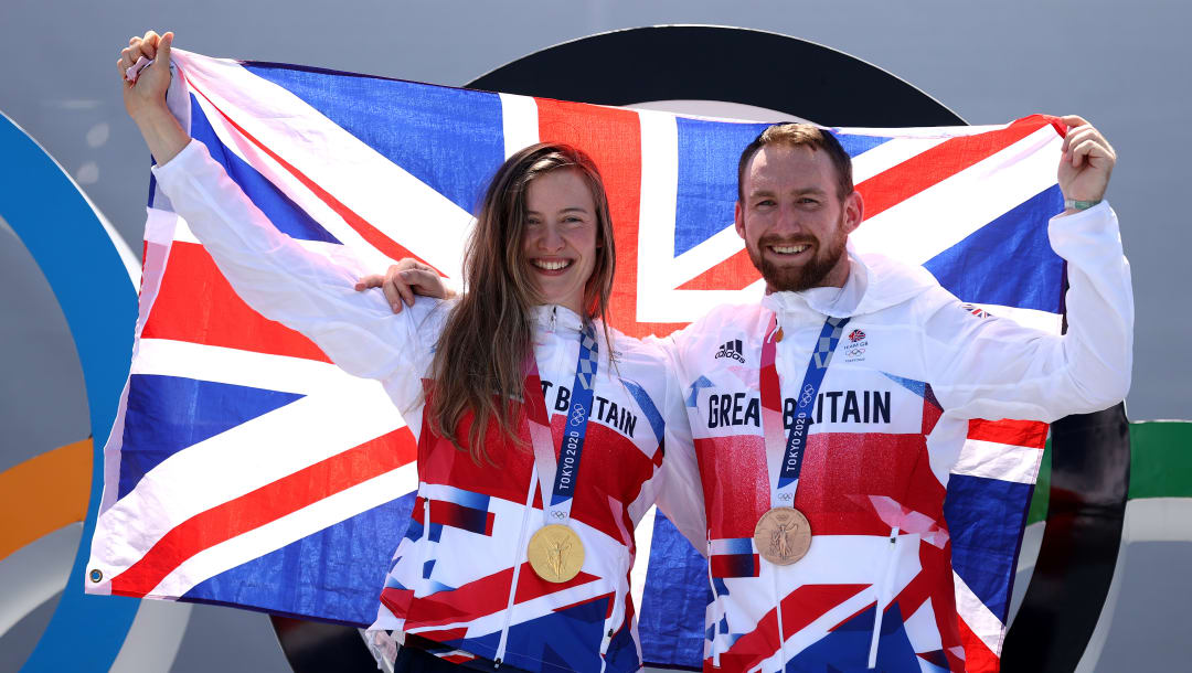 TOKIO, JAPÓN - 1 DE AGOSTO: La medallista de oro Charlotte Worthington y el medallista de bronce Declan Brooks del equipo de Gran Bretaña posan para una foto juntos después del BMX Freestyle en el día nueve de los Juegos Olímpicos de Tokio 2020 en Ariake Urban Sports Park el 1 de agosto de 2021 en Tokio , Japón.  (Foto de Ezra Shaw / Getty Images)