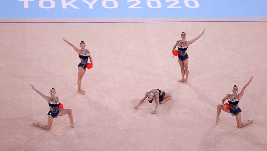 TOKIO, JAPÓN - 8 DE AGOSTO: La gimnasta del equipo Bulgaria se presenta durante la final del equipo femenino de los Juegos Olímpicos de Tokio 2020 en el Centro de Gimnasia Ariake el 8 de agosto de 2021 en Tokio, Japón.  (Foto de Laurence Griffiths / Getty Images)