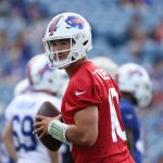 ORCHARD PARK, NY - 31 DE JULIO: Mitchell Trubisky # 10 de los Buffalo Bills retrocede para lanzar un pase durante el campamento de entrenamiento en Highmark Stadium el 31 de julio de 2021 en Orchard Park, Nueva York.  (Foto de Timothy T Ludwig / Getty Images)