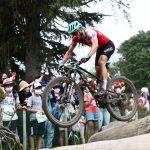 Nino Schurter gana el noveno título mundial, Evie Richards reclama su primero