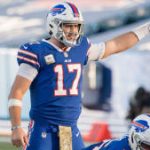 Josh Allen hace un gesto con el pulgar hacia arriba en la línea de golpeo durante un juego de 2020 contra los Seahawks