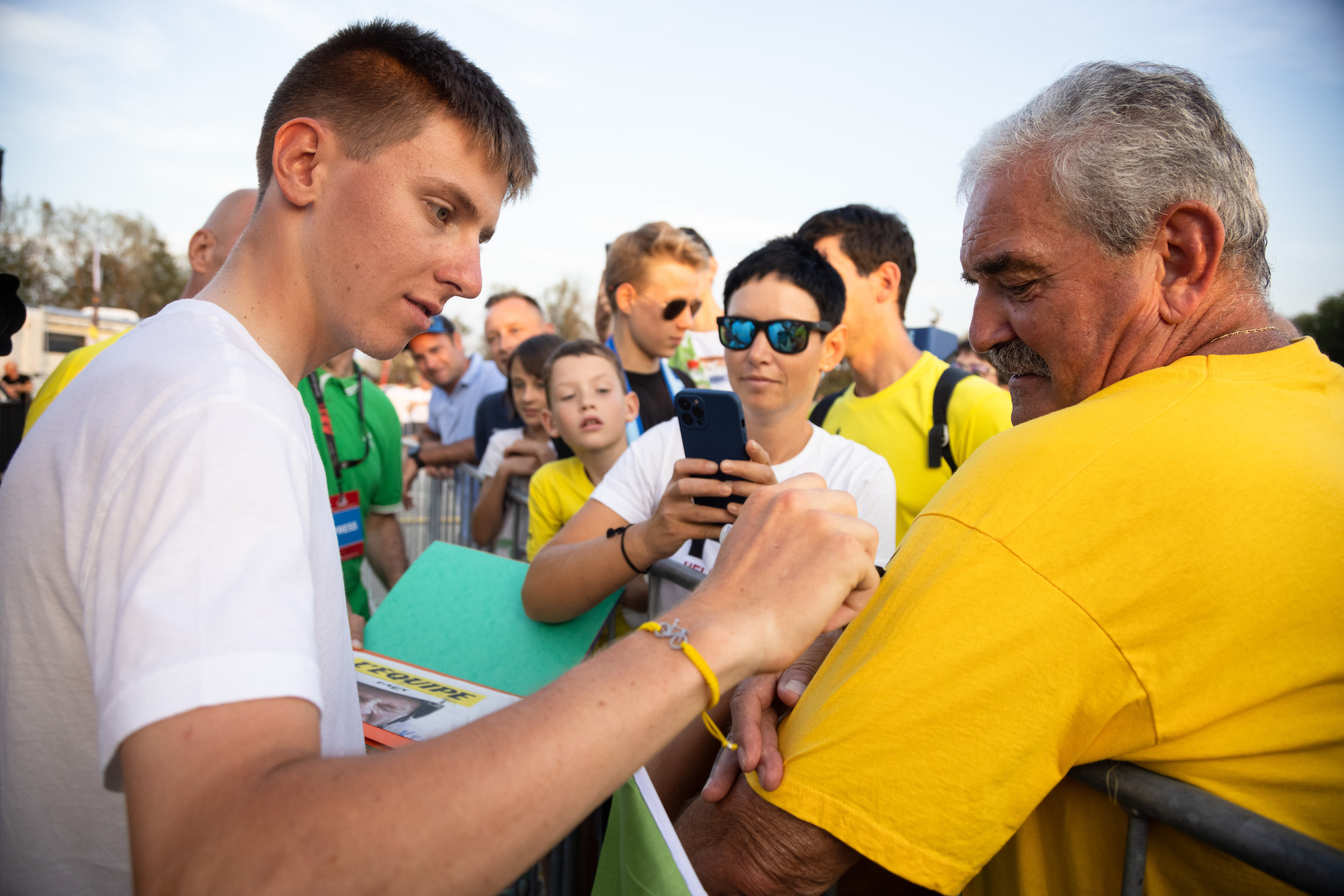 "No creo que Pogačar entrene más duro, pero tiene más talento y vive como un dios del ciclismo", dice Oliver Naesen.