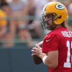 ASHWAUBENON, WISCONSIN - 29 DE JULIO: Aaron Rodgers # 12 de los Green Bay Packers se ejercita durante el campamento de entrenamiento en Ray Nitschke Field el 29 de julio de 2021 en Ashwaubenon, Wisconsin.  (Foto de Stacy Revere / Getty Images)