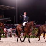 TOKIO, JAPÓN - 7 DE AGOSTO: Los medallistas de oro Malin Baryard-Johnsson, Peder Fredricson y Henrik von Eckermann del equipo de Suecia celebran tras la final del equipo de salto en el Parque Ecuestre el 07 de agosto de 2021 en Tokio, Japón.  (Foto de Julian Finney / Getty Images)