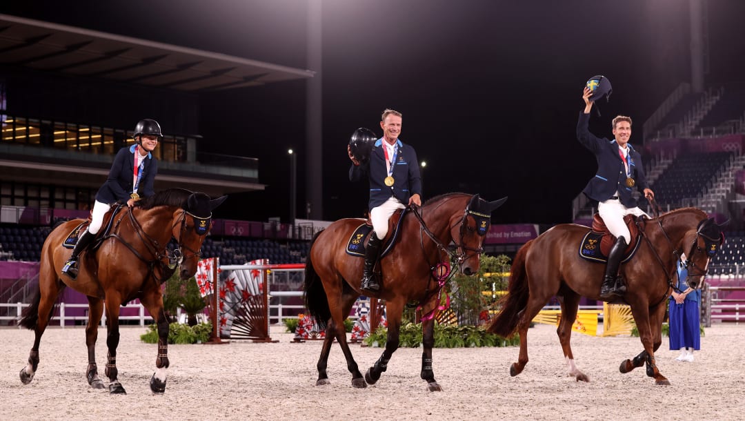 TOKIO, JAPÓN - 7 DE AGOSTO: Los medallistas de oro Malin Baryard-Johnsson, Peder Fredricson y Henrik von Eckermann del equipo de Suecia celebran tras la final del equipo de salto en el Parque Ecuestre el 07 de agosto de 2021 en Tokio, Japón.  (Foto de Julian Finney / Getty Images)