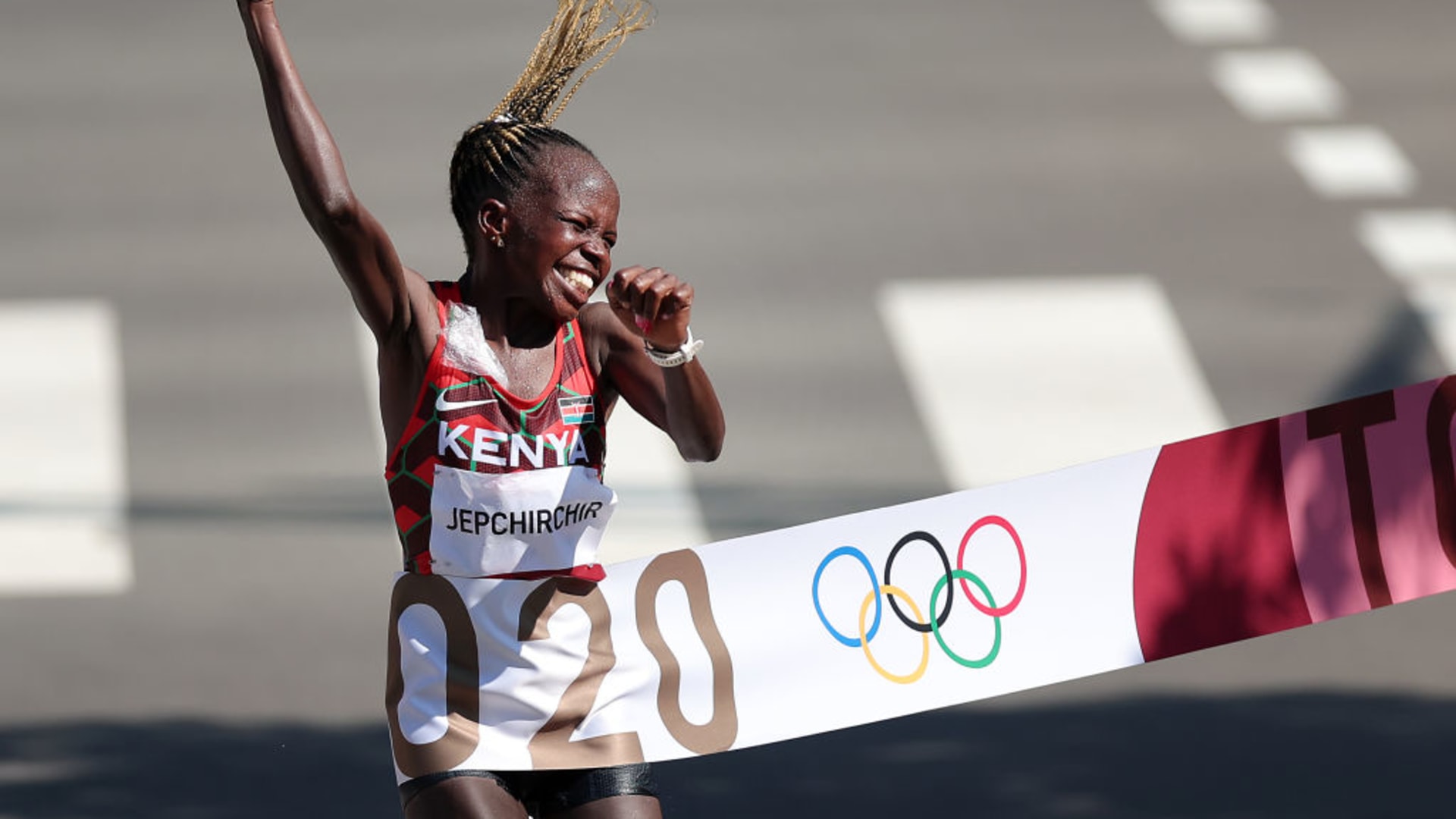 Peres Jepchirchir lidera a Kenia uno-dos para ganar el oro del maratón femenino