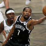 NUEVA YORK, NUEVA YORK - 19 DE JUNIO: Kevin Durant # 7 de los Brooklyn Nets agarra el balón suelto mientras Jrue Holiday # 21 de los Milwaukee Bucks defiende en la primera mitad durante el séptimo juego de la segunda ronda de la Conferencia Este en el Barclays Center el 19 de junio , 2021 en el distrito de Brooklyn de la ciudad de Nueva York.  NOTA PARA EL USUARIO: El usuario reconoce y acepta expresamente que, al descargar o usar esta fotografía, el usuario acepta los términos y condiciones del Acuerdo de licencia de Getty Images.  (Foto de Elsa / Getty Images)