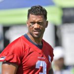 RENTON, WASHINGTON - 29 DE JULIO: Russell Wilson # 3 de los Seattle Seahawks observa en el campo de entrenamiento el 29 de julio de 2021 en Renton, Washington.  (Foto de Alika Jenner / Getty Images)