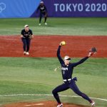 YOKOHAMA, JAPÓN - 27 DE JULIO: Allyson Carda # 3 del Equipo de Estados Unidos lanza en la quinta entrada contra el Equipo de Japón durante el Juego de la Medalla de Oro de Softbol entre el Equipo de Japón y el Equipo de Estados Unidos en el cuarto día de los Juegos Olímpicos de Tokio 2020 en el Estadio de Béisbol de Yokohama el 27 de julio de 2021 en Yokohama, Kanagawa, Japón.  (Foto de Koji Watanabe / Getty Images)