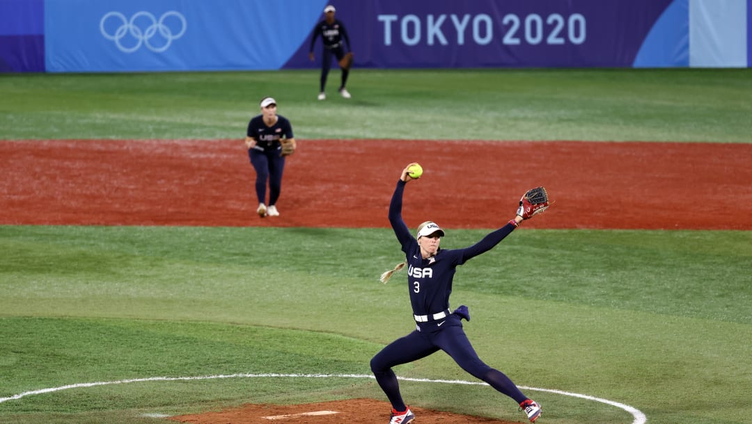 YOKOHAMA, JAPÓN - 27 DE JULIO: Allyson Carda # 3 del Equipo de Estados Unidos lanza en la quinta entrada contra el Equipo de Japón durante el Juego de la Medalla de Oro de Softbol entre el Equipo de Japón y el Equipo de Estados Unidos en el cuarto día de los Juegos Olímpicos de Tokio 2020 en el Estadio de Béisbol de Yokohama el 27 de julio de 2021 en Yokohama, Kanagawa, Japón.  (Foto de Koji Watanabe / Getty Images)