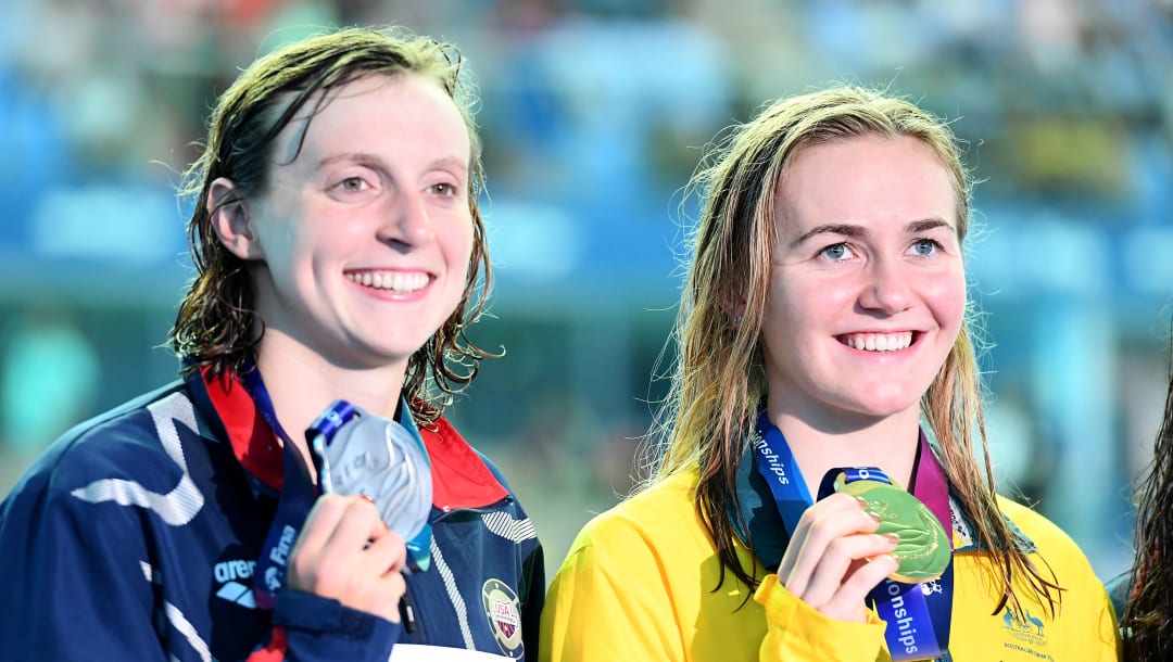 GWANGJU, COREA DEL SUR - 21 DE JULIO: (LR) La medallista de plata Katie Ledecky de los Estados Unidos y la medallista de oro Ariarne Titmus de Australia posan durante la ceremonia de entrega de medallas para la final femenina de 400 m estilo libre en el primer día de los Campeonatos Mundiales FINA de Gwangju 2019 en Nambu International Aquatics Center el 21 de julio de 2019 en Gwangju, Corea del Sur.  (Foto de Quinn Rooney / Getty Images)