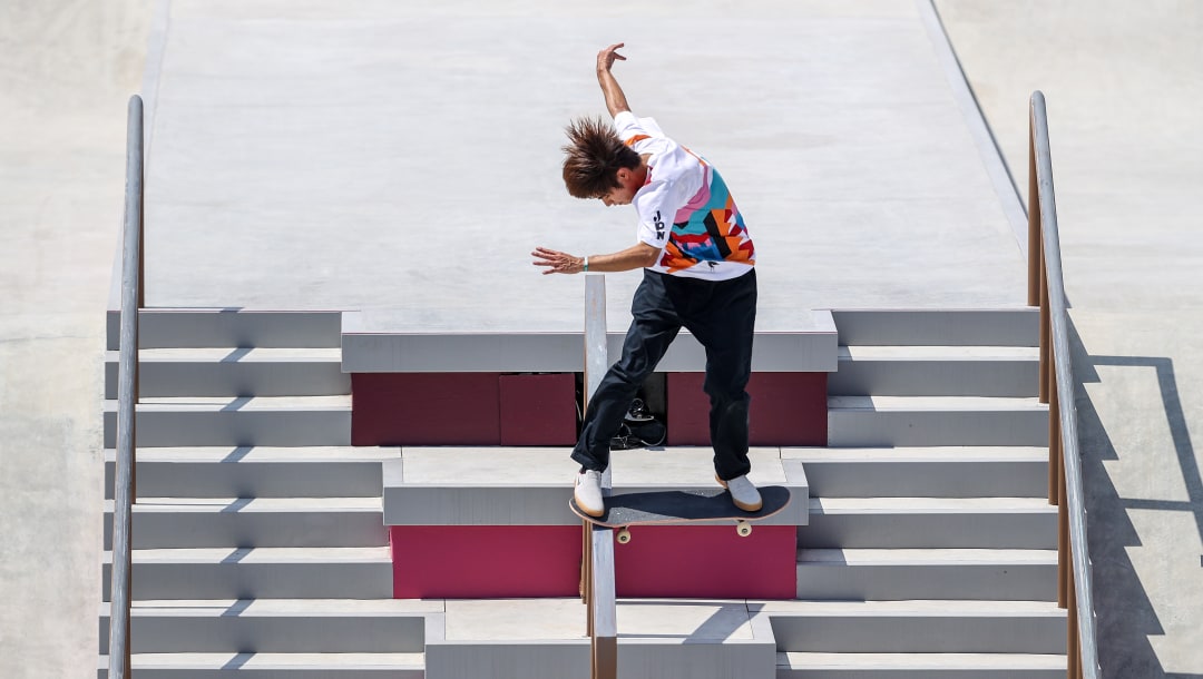 TOKIO, JAPÓN - 25 DE JULIO: Yuto Horigome del Equipo de Japón compite en las Finales de Calle de Hombres de Skateboarding en el segundo día de los Juegos Olímpicos de Tokio 2020 en Ariake Urban Sports Park el 25 de julio de 2021 en Tokio, Japón.  (Foto de Dan Mullan / Getty Images)