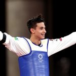 CHIBA, JAPÓN - 25 DE JULIO: Ulugbek Rashitov del equipo Uzbekistán celebra después de derrotar a Bradly Sinden del equipo de Gran Bretaña durante el concurso de medalla de oro de taekwondo masculino de -68 kg en el segundo día de los Juegos Olímpicos de Tokio 2020 en Makuhari Messe Hall el 25 de julio de 2021 en Chiba , Japón.  (Foto de Maja Hitij / Getty Images)