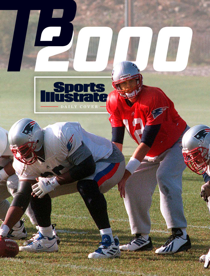 Tom Brady toma una foto durante una práctica durante su temporada de novato en 2000