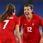 YOKOHAMA, JAPÓN - 6 DE AGOSTO: Christine Sinclair # 12 del equipo de Canadá celebra con Julia Grosso # 7 luego de la victoria de su equipo en la tanda de penales en el Partido por la Medalla de Oro Femenina entre Canadá y Suecia el día catorce de los Juegos Olímpicos de Tokio 2020 en International Stadium Yokohama el 06 de agosto de 2021 en Yokohama, Kanagawa, Japón.  (Foto de Francois Nel / Getty Images)