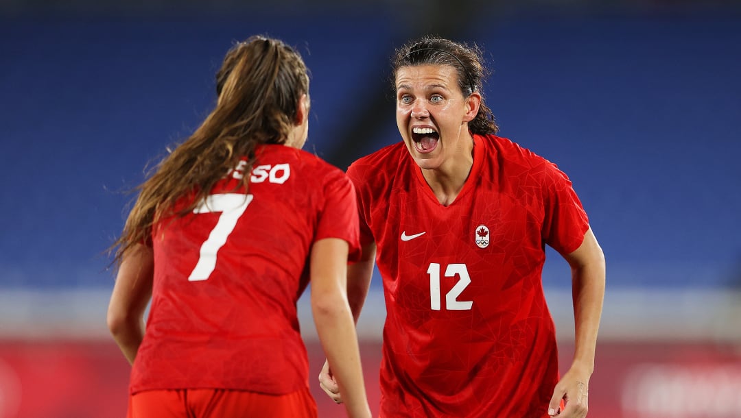 YOKOHAMA, JAPÓN - 6 DE AGOSTO: Christine Sinclair # 12 del equipo de Canadá celebra con Julia Grosso # 7 luego de la victoria de su equipo en la tanda de penales en el Partido por la Medalla de Oro Femenina entre Canadá y Suecia el día catorce de los Juegos Olímpicos de Tokio 2020 en International Stadium Yokohama el 06 de agosto de 2021 en Yokohama, Kanagawa, Japón.  (Foto de Francois Nel / Getty Images)