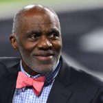 4 de febrero de 2018;  Minneapolis, MN, Estados Unidos;  Alan Page, ex jugador de fútbol americano, mira desde el campo durante una interrupción del juego en el Super Bowl LII entre los Philadelphia Eagles y los New England Patriots durante la primera mitad en el US Bank Stadium.  Crédito obligatorio: John David Mercer-USA TODAY Sports