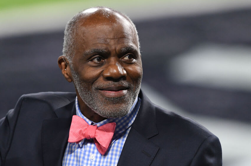 4 de febrero de 2018;  Minneapolis, MN, Estados Unidos;  Alan Page, ex jugador de fútbol americano, mira desde el campo durante una interrupción del juego en el Super Bowl LII entre los Philadelphia Eagles y los New England Patriots durante la primera mitad en el US Bank Stadium.  Crédito obligatorio: John David Mercer-USA TODAY Sports