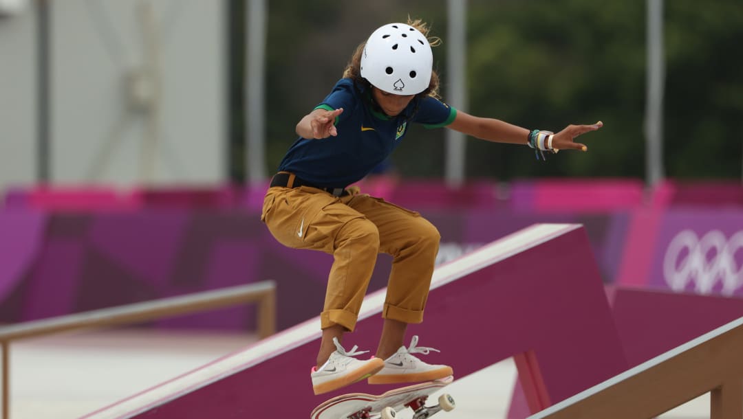 TOKIO, JAPÓN - 26 DE JULIO: Rayssa Leal del equipo de Brasil compite durante el Women's Street Prelims Heat 4 en el tercer día de los Juegos Olímpicos de Tokio 2020 en Ariake Urban Sports Park el 26 de julio de 2021 en Tokio, Japón.  (Foto de Ezra Shaw / Getty Images)