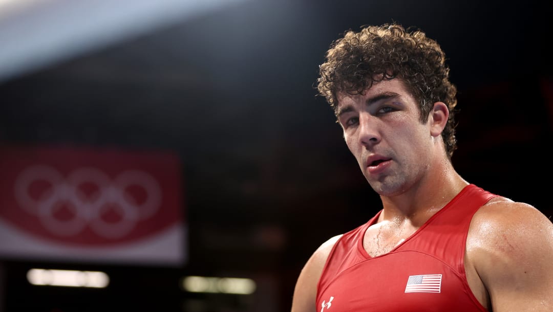 TOKIO, JAPÓN - 4 DE AGOSTO: Richard Torrez Junior del equipo de Estados Unidos reacciona durante la pelea contra Kamshybek Kunkabayav del equipo de Kazajstán durante la semifinal de superpesado masculino (+ 91 kg) el día doce de los Juegos Olímpicos de Tokio 2020 en Kokugikan Arena el 4 de agosto , 2021 en Tokio, Japón.  (Foto de Buda Mendes / Getty Images)