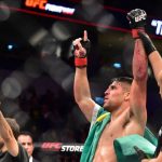 10 de agosto de 2019;  Montevideo, Uruguay;  Vicente Luque (guantes rojos) reacciona para luchar contra Mike Perry (guantes azules) durante UFC Fight Night en Antel Arena.  Crédito obligatorio: Jason Silva-USA TODAY Sports