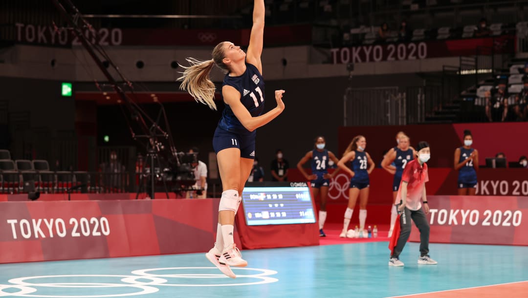 TOKIO, JAPÓN - 4 DE AGOSTO: Andrea Drews # 11 del equipo de Estados Unidos sirve contra el equipo de República Dominicana durante los cuartos de final femeninos de voleibol en el día doce de los Juegos Olímpicos de Tokio 2020 en Ariake Arena el 4 de agosto de 2021 en Tokio, Japón.  (Foto de Toru Hanai / Getty Images)