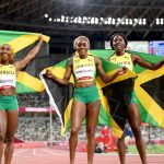 TOKIO, JAPÓN - 31 DE JULIO: (LR) Shelly-Ann Fraser-Pryce, Elaine Thompson-Herah y Shericka Jackson del equipo de Jamaica celebran después de completar una barrida en el podio en la final femenina de 100 metros el día ocho de los Juegos Olímpicos de Tokio 2020 en el Estadio Olímpico el 31 de julio de 2021 en Tokio, Japón.  (Foto de Matthias Hangst / Getty Images)