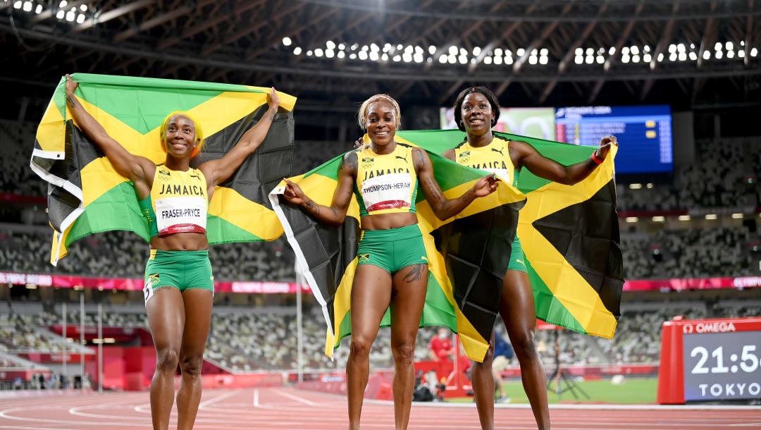 TOKIO, JAPÓN - 31 DE JULIO: (LR) Shelly-Ann Fraser-Pryce, Elaine Thompson-Herah y Shericka Jackson del equipo de Jamaica celebran después de completar una barrida en el podio en la final femenina de 100 metros el día ocho de los Juegos Olímpicos de Tokio 2020 en el Estadio Olímpico el 31 de julio de 2021 en Tokio, Japón.  (Foto de Matthias Hangst / Getty Images)