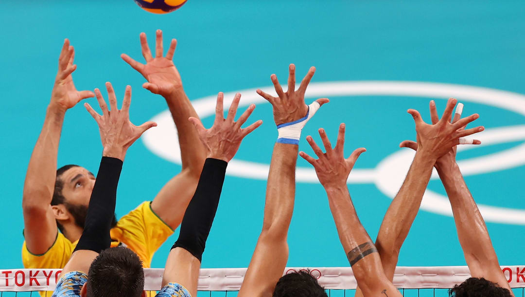 TOKIO, JAPÓN - 26 DE JULIO: Wallace de Souza # 8 del Equipo Brasil compite contra el Equipo Argentina durante la Ronda Preliminar Masculina - Voleibol Grupo B en el tercer día de los Juegos Olímpicos de Tokio 2020 en Ariake Arena el 26 de julio de 2021 en Tokio, Japón.  (Foto de Toru Hanai / Getty Images)