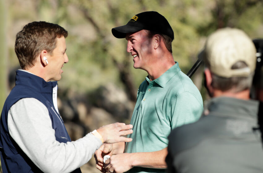TUCSON, ARIZONA - 27 DE NOVIEMBRE: Eli Manning y Peyton Manning hablan durante The Match: Champions For Change de Capital One en Stone Canyon Golf Club el 27 de noviembre de 2020 en Oro Valley, Arizona.  (Foto de Cliff Hawkins / Getty Images para The Match)