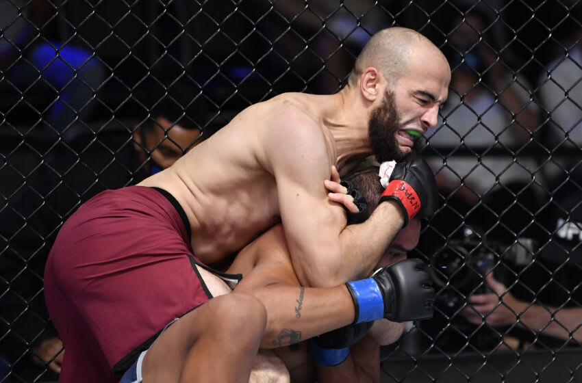 LAS VEGAS, NEVADA - 14 DE SEPTIEMBRE: (De izquierda a derecha) Albert Duraev asegura una sumisión contra Caio Bittencourt en una pelea de peso mediano durante la temporada cinco de la Serie Contender de Dana White en la tercera semana de UFC APEX el 14 de septiembre de 2021 en Las Vegas, Nevada.  (Foto de Chris Unger / Zuffa LLC)