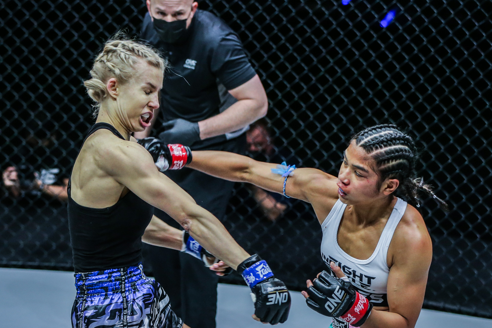 Imágenes de la pelea de ONE Super Series Muay Thai entre Jackie Buntan Ekaterina Vandaryeva en "ONE en TNT IV"