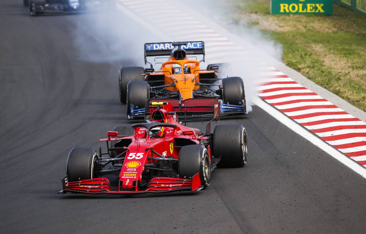 Carlos Sainz por delante de Daniel Ricciardo durante el GP de Hungría.  Hungaroring agosto de 2021.