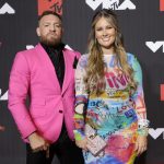 Conor McGregor y Machine Gun Kelly chocan en MTV VMAs