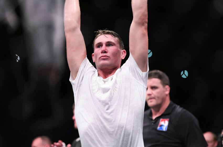 27 de mayo de 2018;  Liverpool, Reino Unido;  Darren Till (guantes azules) reacciona a la pelea contra Stephen Thompson (guantes rojos) durante UFC Fight Night en Echo Arena.  Crédito obligatorio: Per Haljestam-USA TODAY Sports