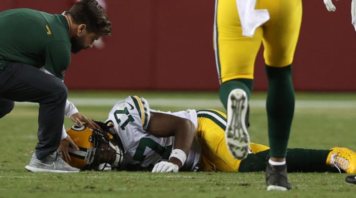 Davante Adams # 17 de los Green Bay Packers se lesiona al intentar atrapar un pase durante el último cuarto contra los San Francisco 49ers en el juego en el Levi's Stadium el 26 de septiembre de 2021 en Santa Clara, California.