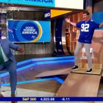 Eli Manning sorprende a Michael Strahan con el retiro de la camiseta durante GMA (Video)