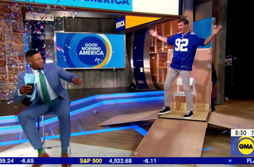 Eli Manning sorprende a Michael Strahan con el retiro de la camiseta durante GMA (Video)